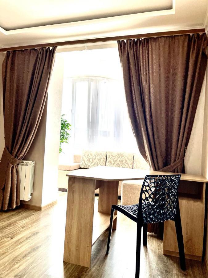 Atlant Luxury Family Apart Поряд З Тц Депот, Безконтактне Заселення Tjernivtsi Exteriör bild