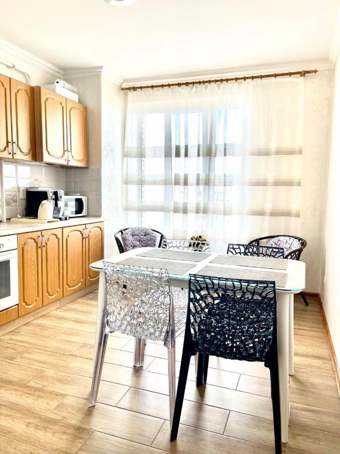 Atlant Luxury Family Apart Поряд З Тц Депот, Безконтактне Заселення Tjernivtsi Exteriör bild