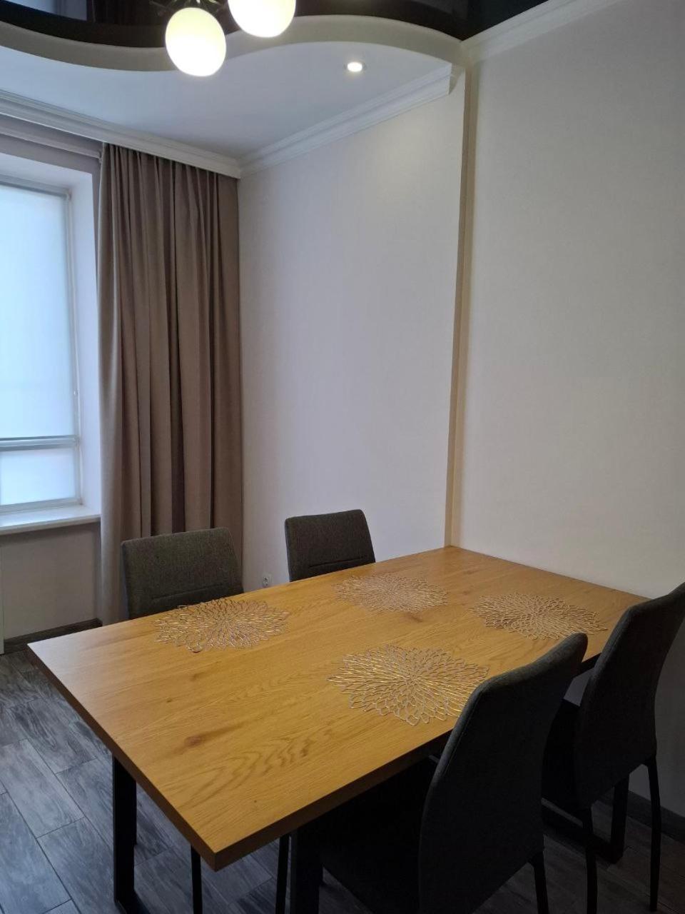 Atlant Luxury Family Apart Поряд З Тц Депот, Безконтактне Заселення Tjernivtsi Exteriör bild
