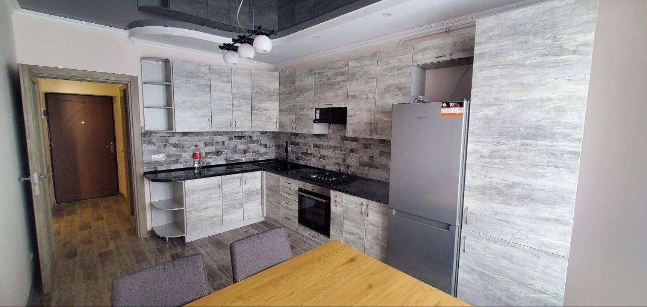 Atlant Luxury Family Apart Поряд З Тц Депот, Безконтактне Заселення Tjernivtsi Exteriör bild